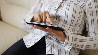 bir tablet ile çekici genç kadın