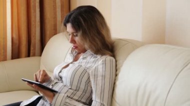 bir tablet ile çekici genç kadın