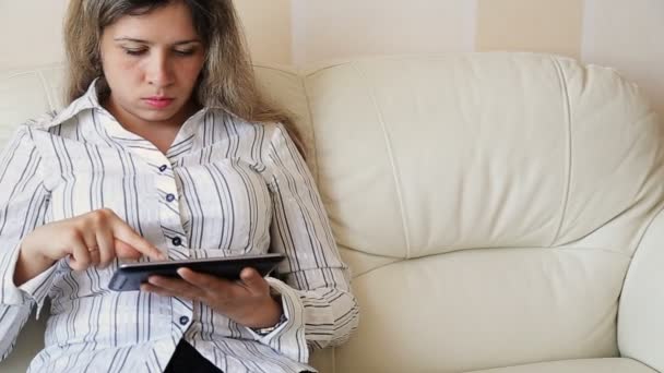 Jovem mulher atraente com um tablet — Vídeo de Stock