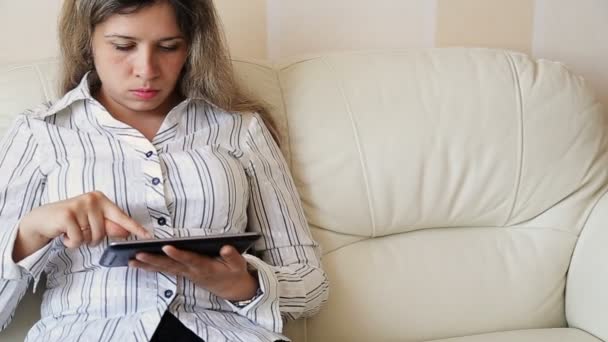 Jonge aantrekkelijke vrouw met een Tablet PC — Stockvideo