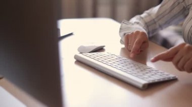 Bilgisayar ile çalışan genç yaratıcı kadın