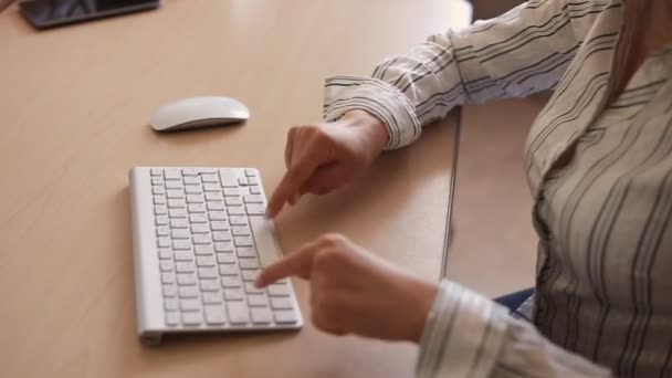 Jovem mulher criativa trabalhando com computador — Vídeo de Stock