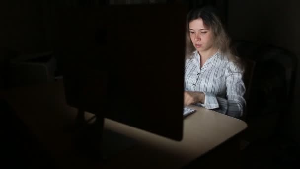 Lady working late. Surfing the internet — Stock Video