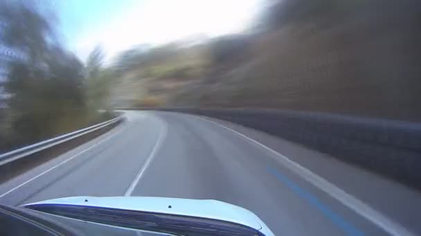 Arriba del coche En las carreteras del campo en el lado derecho — Vídeos de Stock