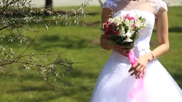 Ramo de flores de novia en las manos de la novia — Vídeo de stock