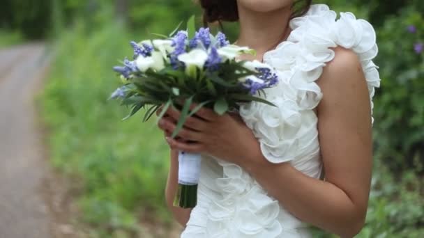 Buquê de noiva de flores em mãos da noiva — Vídeo de Stock
