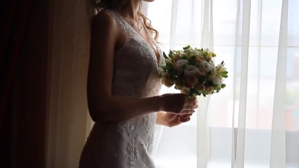 Νυφικό μπουκέτο από λουλούδια στα χέρια της νύφης — Αρχείο Βίντεο