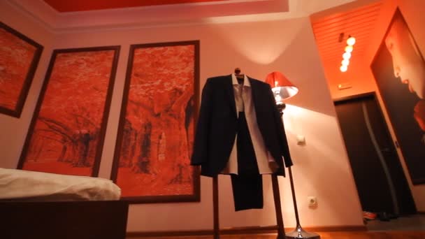 Мужчины элегантные костюмы на комнате слайд-кадр — стоковое видео