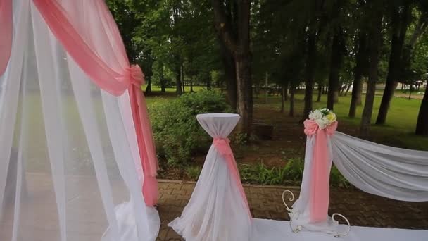 Färgglada bröllop arch med blommor — Stockvideo