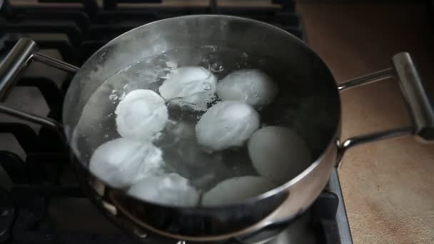Ovos fervidos em uma frigideira — Vídeo de Stock