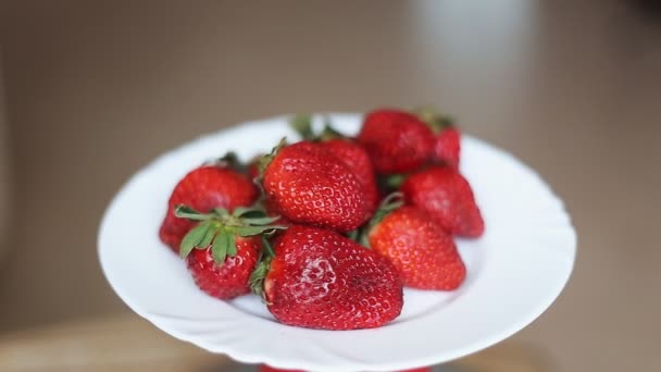 Schöne Erdbeeren auf dem Drehtisch — Stockvideo