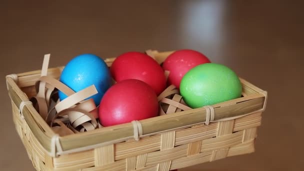 Uova di Pasqua in cesto ruotato — Video Stock