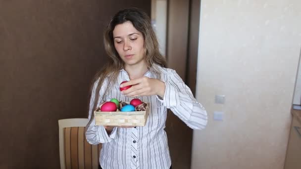 Красивая женщина с пасхальными яйцами — стоковое видео