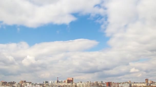 Blauwe lucht met wolk in de stad — Stockvideo