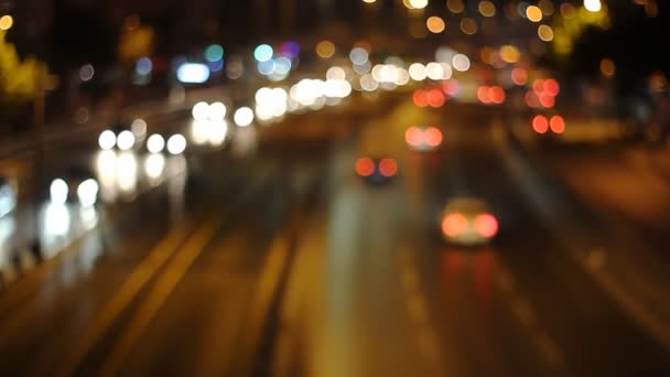 Texture abstraite urbaine déconcentrée, fond flou avec bokeh de lumières de la ville de la voiture dans la rue la nuit, ton vintage ou rétro — Video