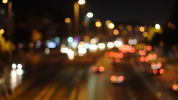 Texture abstraite urbaine déconcentrée, fond flou avec bokeh de lumières de la ville de la voiture dans la rue la nuit, ton vintage ou rétro — Video