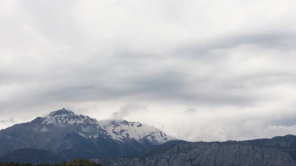 Vista panorâmica das montanhas de neve antes da tempestade. Turquia, Montanhas Taurus Central — Vídeo de Stock