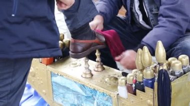 Onun çalışma alanı üzerinde oturan ve istemciler için bekleyen üst düzey boyacı adam