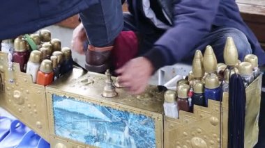 Onun çalışma alanı üzerinde oturan ve istemciler için bekleyen üst düzey boyacı adam