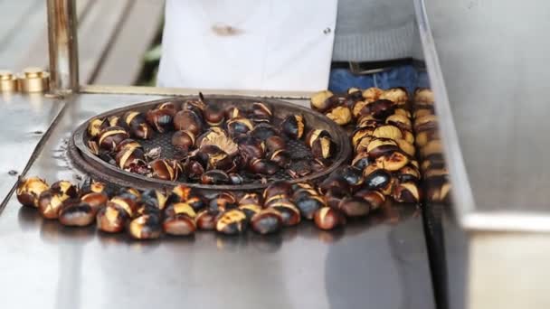 Castanhas Castanhas Orgânicas Assar sobre um fogo quente — Vídeo de Stock