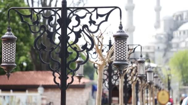 Gamla ottomanska lampa, torget Sultanahmet, Istanbul Turkiet — Stockvideo