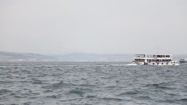 Istanbul şehir ve 10 Kasım 2012 tarihinde Bosfor Panoraması. Istanbul kültürel ve tarihi kalp countrys oluşturan Türkiye'nin en büyük şehirdir. — Stok video