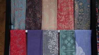 Bez kumaş Türkiye'de yerel bir pazarda yığını