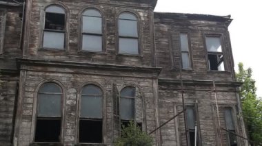 Bina kalıntıları terk edilmiş.