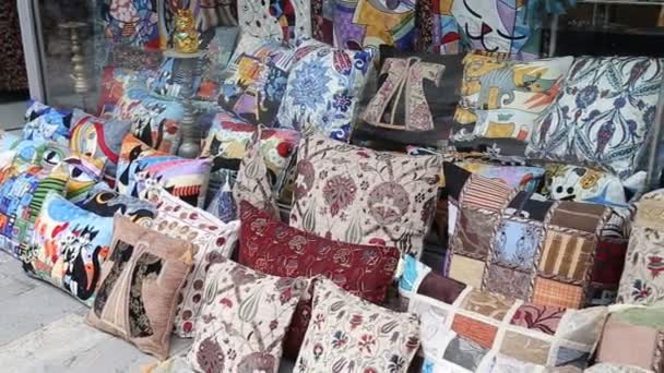 Colorful Turkish design cushions at Grand Bazaar in Istanbul — Stock Video