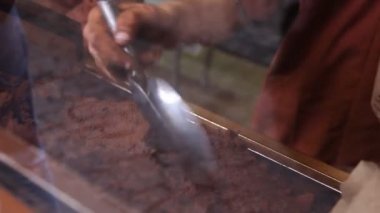 taze kavrulmuş kahve çekirdekleri n Türkiye'de bir kahve kavurma