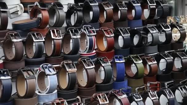 Loja de cintos de calças de camurça colorida — Vídeo de Stock