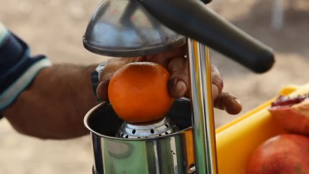 Istanbul, fabricants typiques de jus de grenade dans les rues — Video