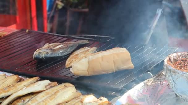 Приготування риби в базар, Стамбул — стокове відео