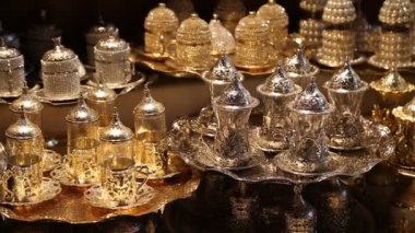 antika gümüş sürahi ve kahve fincan beyaz bir arka plan üzerinde izole bir tepsi tarihleri ayarla. kırpma yolu da dahil olmak üzere.