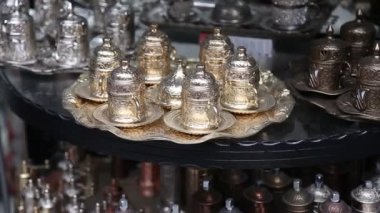 antika gümüş sürahi ve kahve fincan beyaz bir arka plan üzerinde izole bir tepsi tarihleri ayarla. kırpma yolu da dahil olmak üzere.