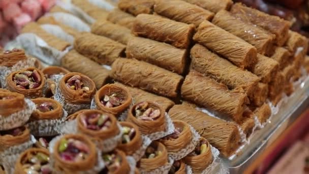 Delicious Turkish baklava in Istanbul — Stock Video