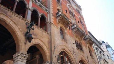 Istanbul'da çiçek mimarisi ile ortak pencere balkon