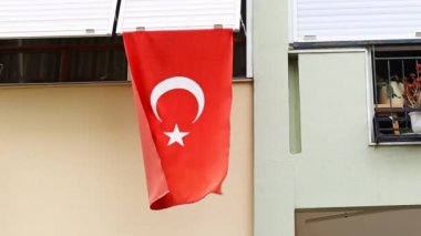 Bir evin önünde Türk bayrağı
