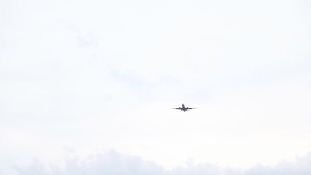silhouette d'un aéronef se préparant à atterrir au coucher du soleil dramatique 