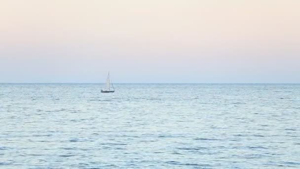 Velero en el mar — Vídeo de stock