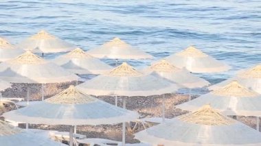 Deniz kıyısı Türkiye'de birçok hasır plaj şemsiyeleri