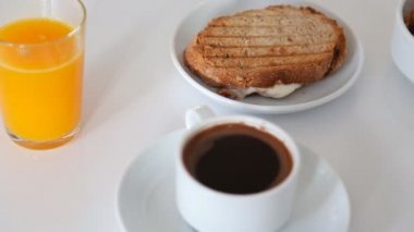 Sandviç, portakal suyu ile büyük kahvaltı