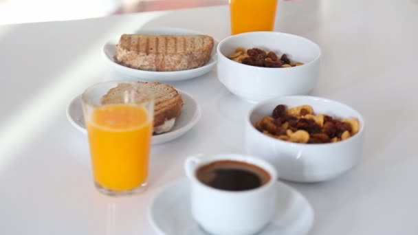 Grande café da manhã com sanduíche, suco de laranja — Vídeo de Stock