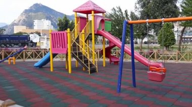 Yazın çocukların oyun bahçesinde boş zincir salıncakları