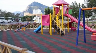 Yazın çocukların oyun bahçesinde boş zincir salıncakları