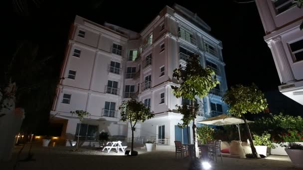 Edificio de hormigón por la noche en Turquía — Vídeos de Stock