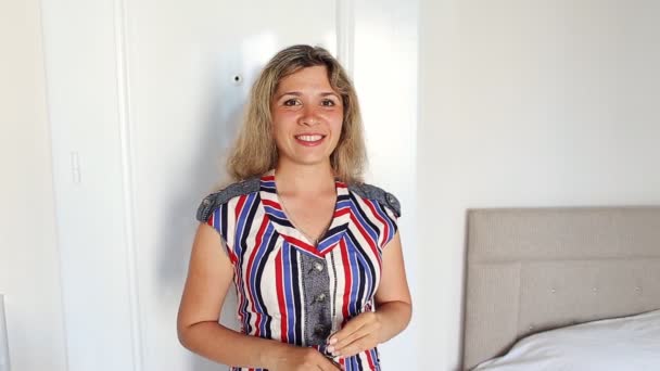 Jeune femme d'affaires souriante heureuse ou agent immobilier montrant les clés de la nouvelle maison, isolé sur fond blanc — Video