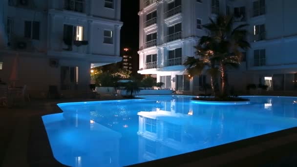 Zwembad en waterval in de nacht - vakantie achtergrond in Turkije — Stockvideo