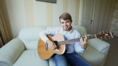 Gitar çalma pratiği. Gitar çalan yakışıklı gençler.