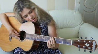 kız evde gitar ile